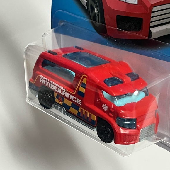 RESCUE Hot Wheels Ambulance - Picture 4 of 5